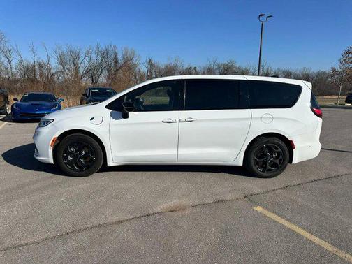 2024 Chrysler Pacifica Hybrid S Appearance Pkg