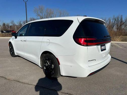 2024 Chrysler Pacifica Hybrid S Appearance Pkg