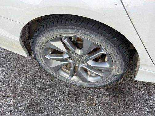 Platinum White Pearl 2018 Honda Accord LX