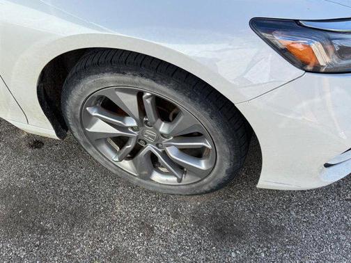 Platinum White Pearl 2018 Honda Accord LX