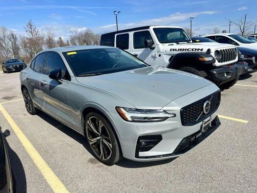 2024 Volvo S60 B5 Core Dark Theme