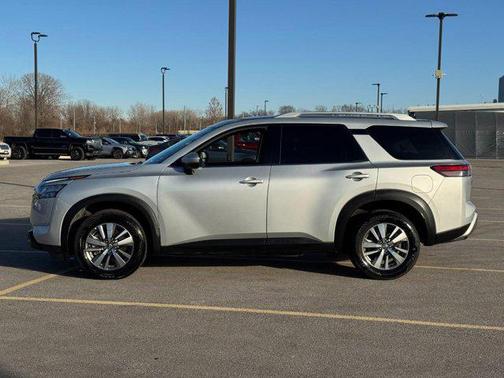 2025 Nissan Pathfinder SL 4WD