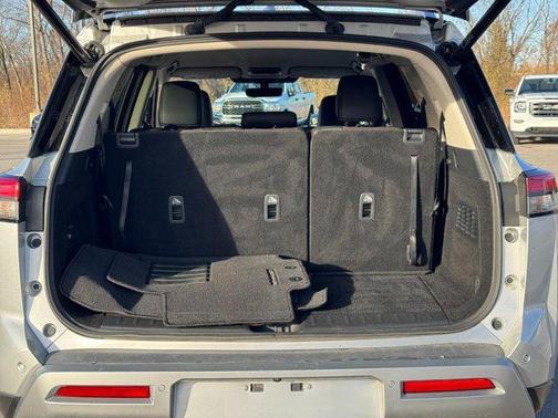 2025 Nissan Pathfinder SL 4WD