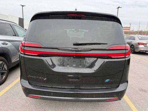 2024 Chrysler Pacifica Hybrid Premium S Appearance Pkg