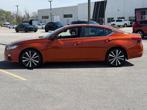 Sunset Drift Chromaflair 2021 Nissan Altima SR FWD