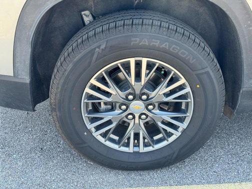 Sterling Gray Metallic 2025 Chevrolet Traverse LT