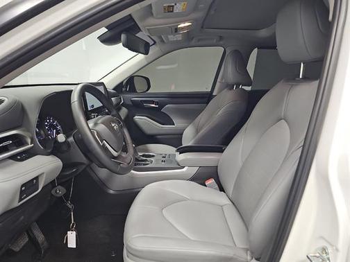 Wind Chill Pearl 2025 Toyota Highlander XLE