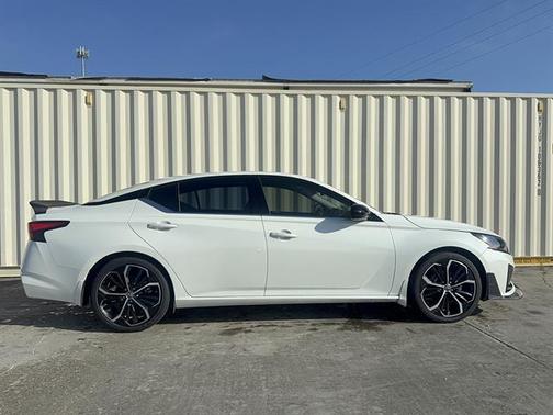 Pearl White Tricoat 2024 Nissan Altima SR FWD