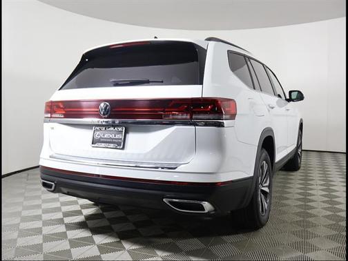 Pure White 2024 Volkswagen Atlas 2.0T SE
