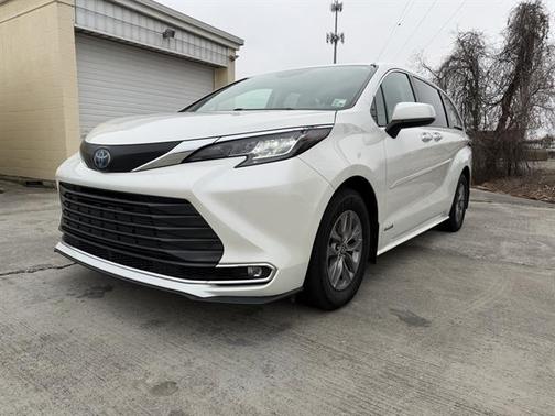 2021 Toyota Sienna XLE 8 Passenger
