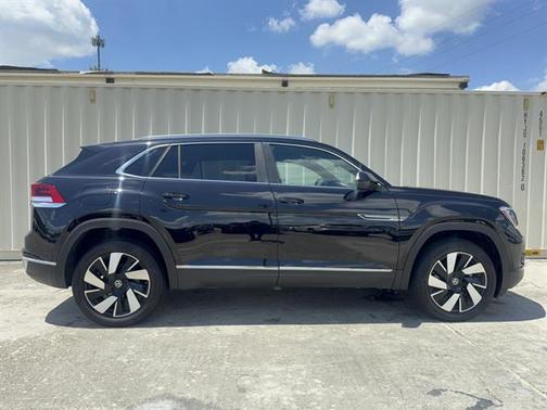 Deep Black Pearl 2025 Volkswagen Atlas Cross Sport 2.0T SEL