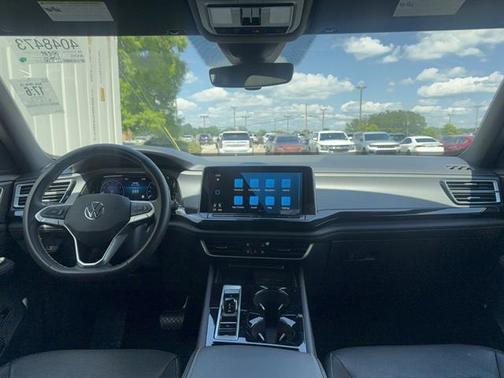 Deep Black Pearl 2025 Volkswagen Atlas Cross Sport 2.0T SEL