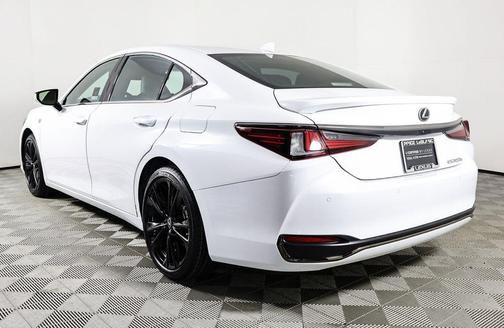2024 Lexus ES 300h F SPORT Handling