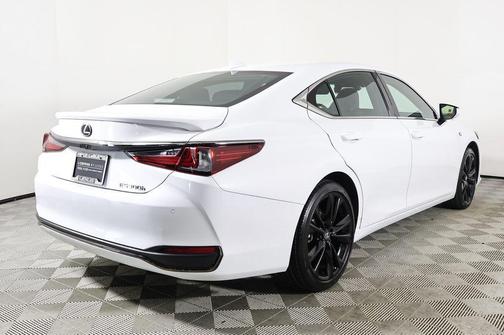 2024 Lexus ES 300h F SPORT Handling