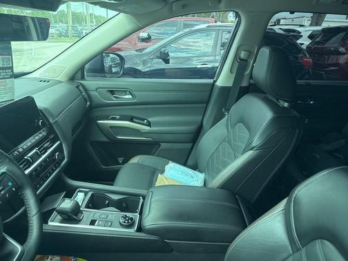 Gun Metallic 2024 Nissan Pathfinder Platinum