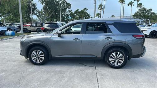 2022 Nissan Pathfinder SL