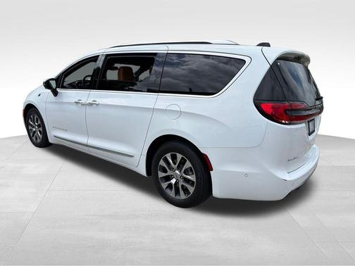 Bright White Clearcoat 2023 Chrysler Pacifica Hybrid Pinnacle