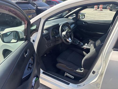 White 2022 Nissan Leaf SV