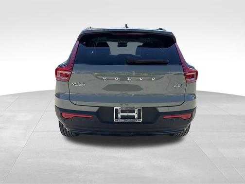 2024 Volvo XC40 B5 Plus Dark Theme