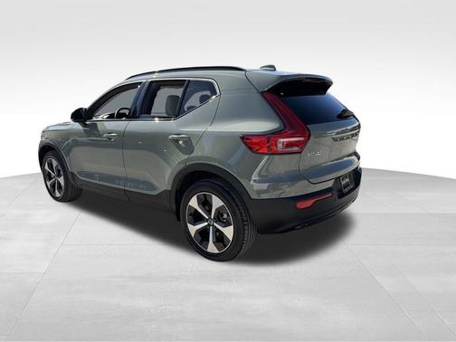 2024 Volvo XC40 B5 Plus Dark Theme