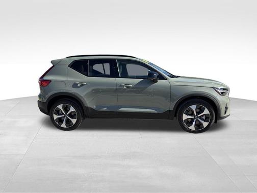 2024 Volvo XC40 B5 Plus Dark Theme