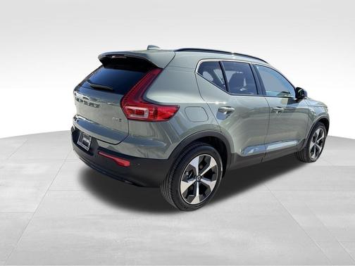 2024 Volvo XC40 B5 Plus Dark Theme