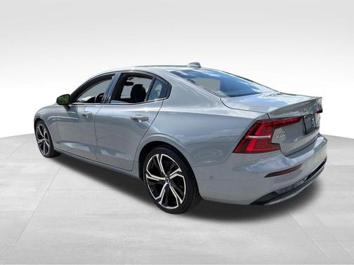 Gray 2024 Volvo S60 B5 Plus Dark Theme