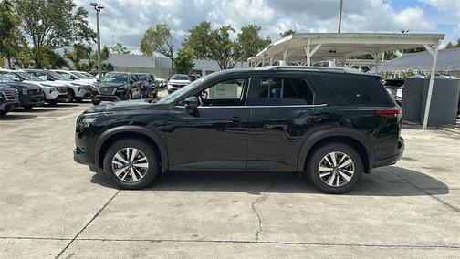 2025 Nissan Pathfinder SL