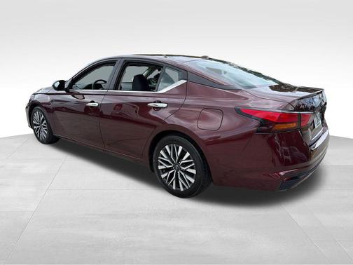Garnet Pearl Me 2024 Nissan Altima 2.5 SV