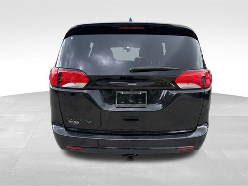 Brilliant Black Crystal Pearlcoat 2020 Chrysler Pacifica Touring-L Plus