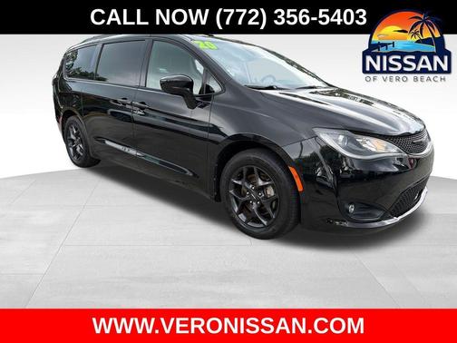 Brilliant Black Crystal Pearlcoat 2020 Chrysler Pacifica Touring-L Plus