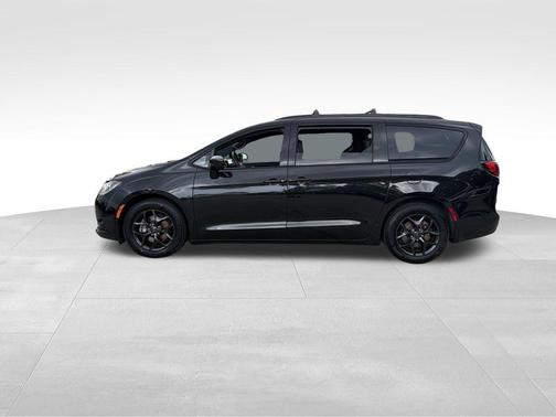 Brilliant Black Crystal Pearlcoat 2020 Chrysler Pacifica Touring-L Plus