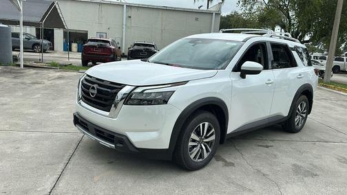 2025 Nissan Pathfinder SL