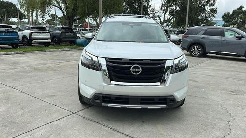 2025 Nissan Pathfinder SL