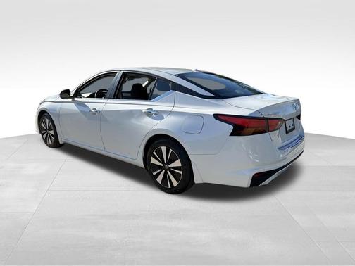 White 2021 Nissan Altima 2.5 SV