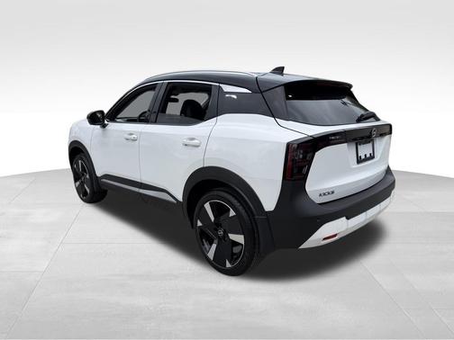 2t Wht Blk Roof 2026 Nissan Kicks SR