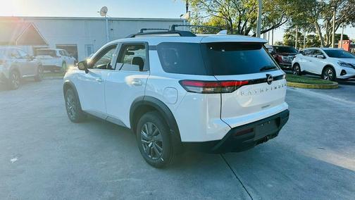 2025 Nissan Pathfinder SV