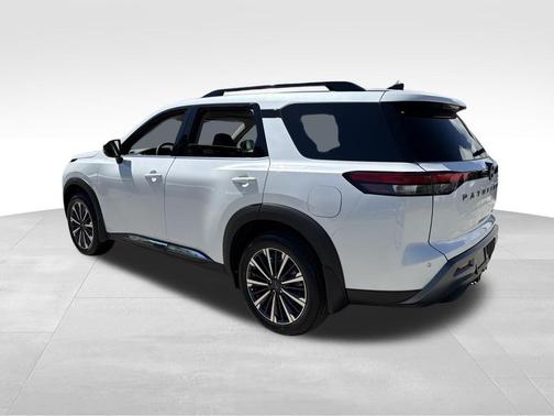 Everest White P 2026 Nissan Pathfinder Platinum