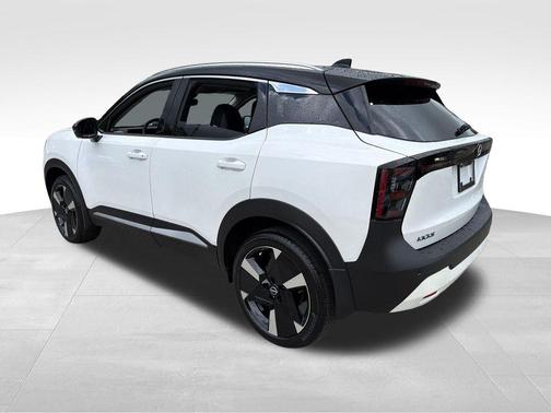 2t Wht Blk Roof 2026 Nissan Kicks SR