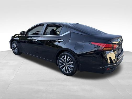 Black 2023 Nissan Altima 2.5 SV