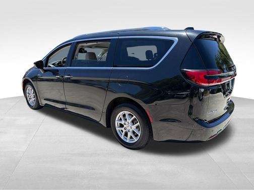 Brilliant Black Crystal Pearlcoat 2021 Chrysler Pacifica Touring-L