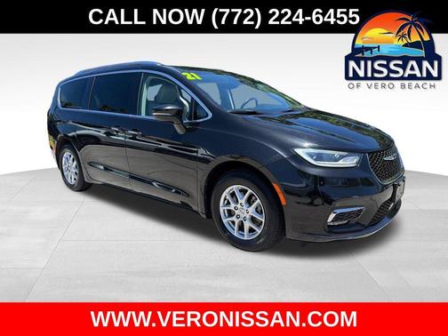 Brilliant Black Crystal Pearlcoat 2021 Chrysler Pacifica Touring-L