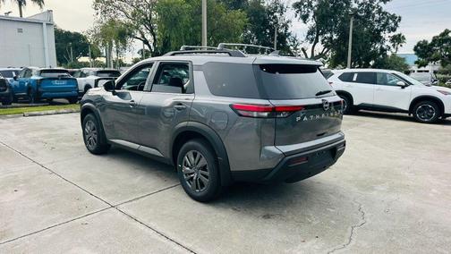 2025 Nissan Pathfinder SV