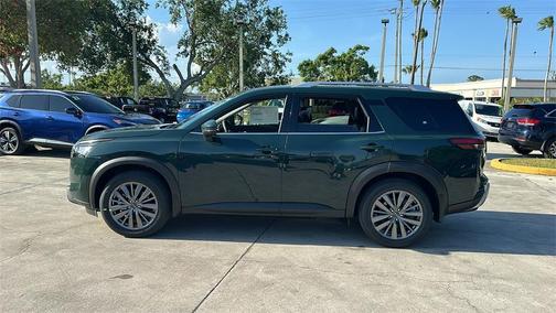 2025 Nissan Pathfinder SL