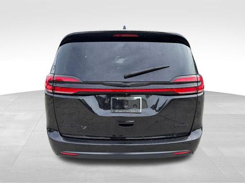 Brilliant Black Crystal Pearlcoat 2022 Chrysler Pacifica Limited