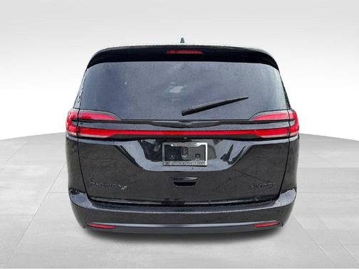 Brilliant Black Crystal Pearlcoat 2022 Chrysler Pacifica Limited
