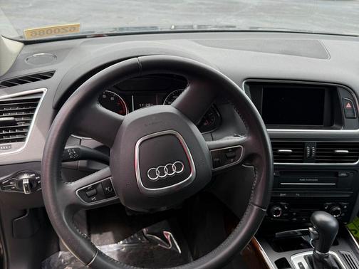 Brilliant Black 2012 Audi Q5 3.2 Prestige