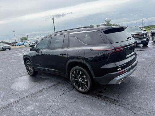 Mosaic Black Metallic 2026 Chevrolet Traverse LT
