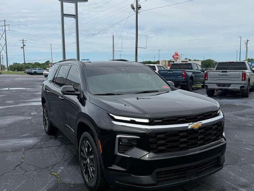 Mosaic Black Metallic 2026 Chevrolet Traverse LT