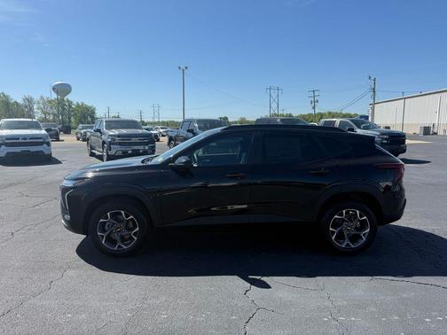 Mosaic Black Metallic 2026 Chevrolet Trax LT